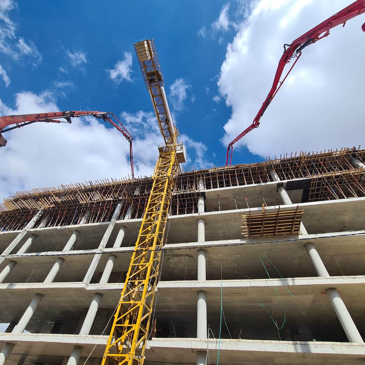 مضختا باطون تمتدّ ذراعاهما إلى عقدة الطابق السابع في مجمع الإبراهيمية التجاري، والتاور كرين بينهما